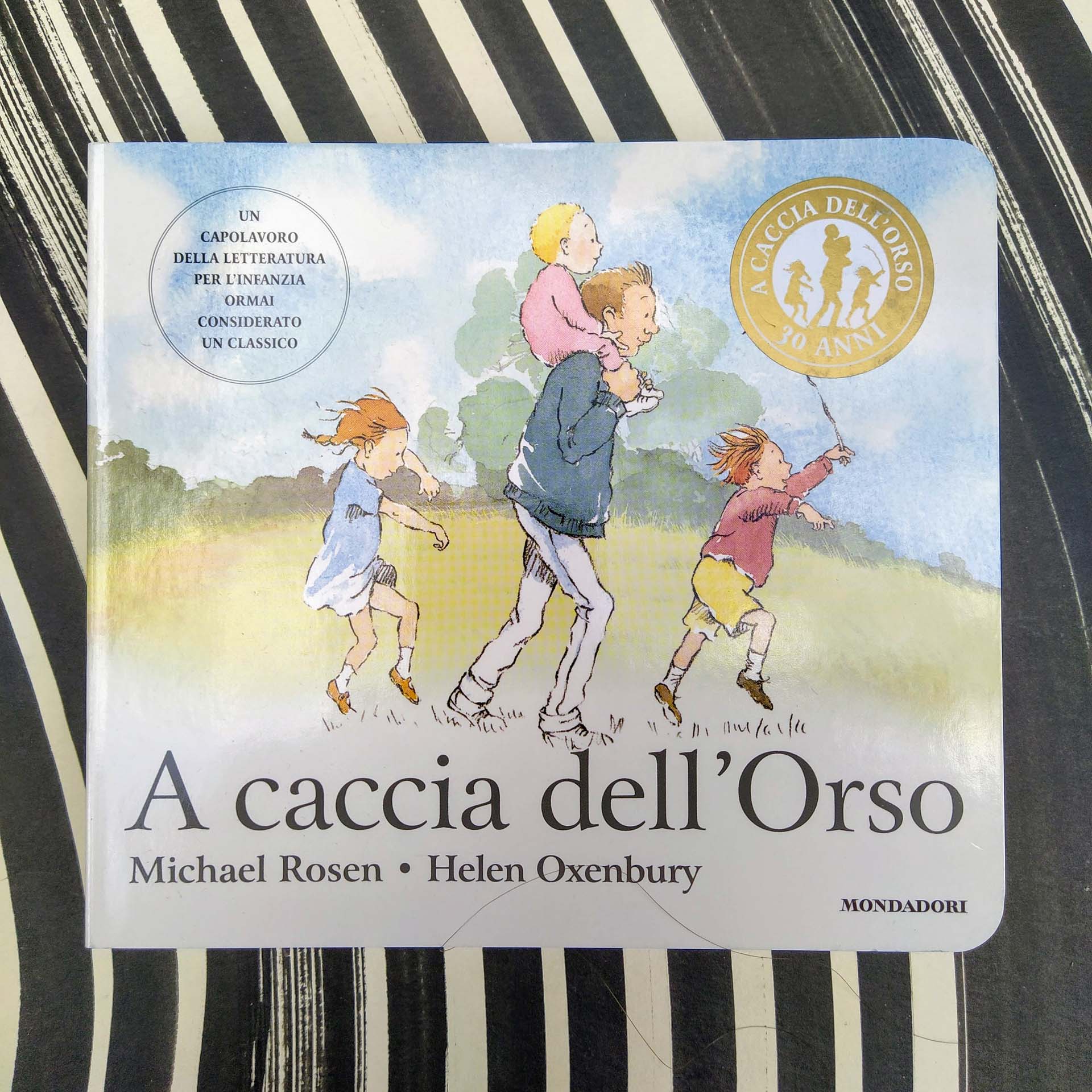 A caccia dell'Orso. Ediz. illustrata di Michael Rosen, Helen Oxenbury:  Bestseller in Fiabe e storie illustrate - 9788804655435